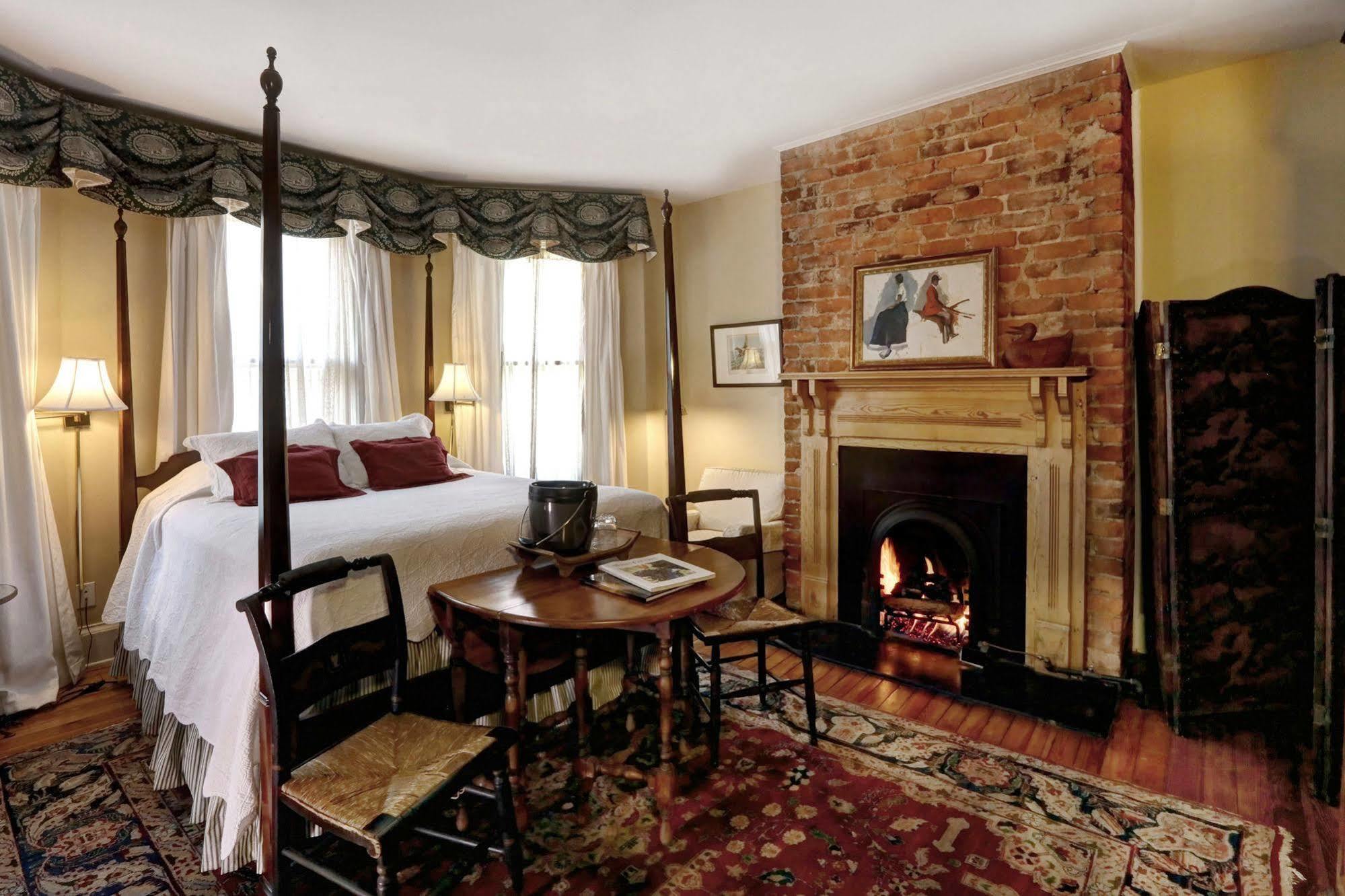200 South Street Inn シャーロッツビル エクステリア 写真