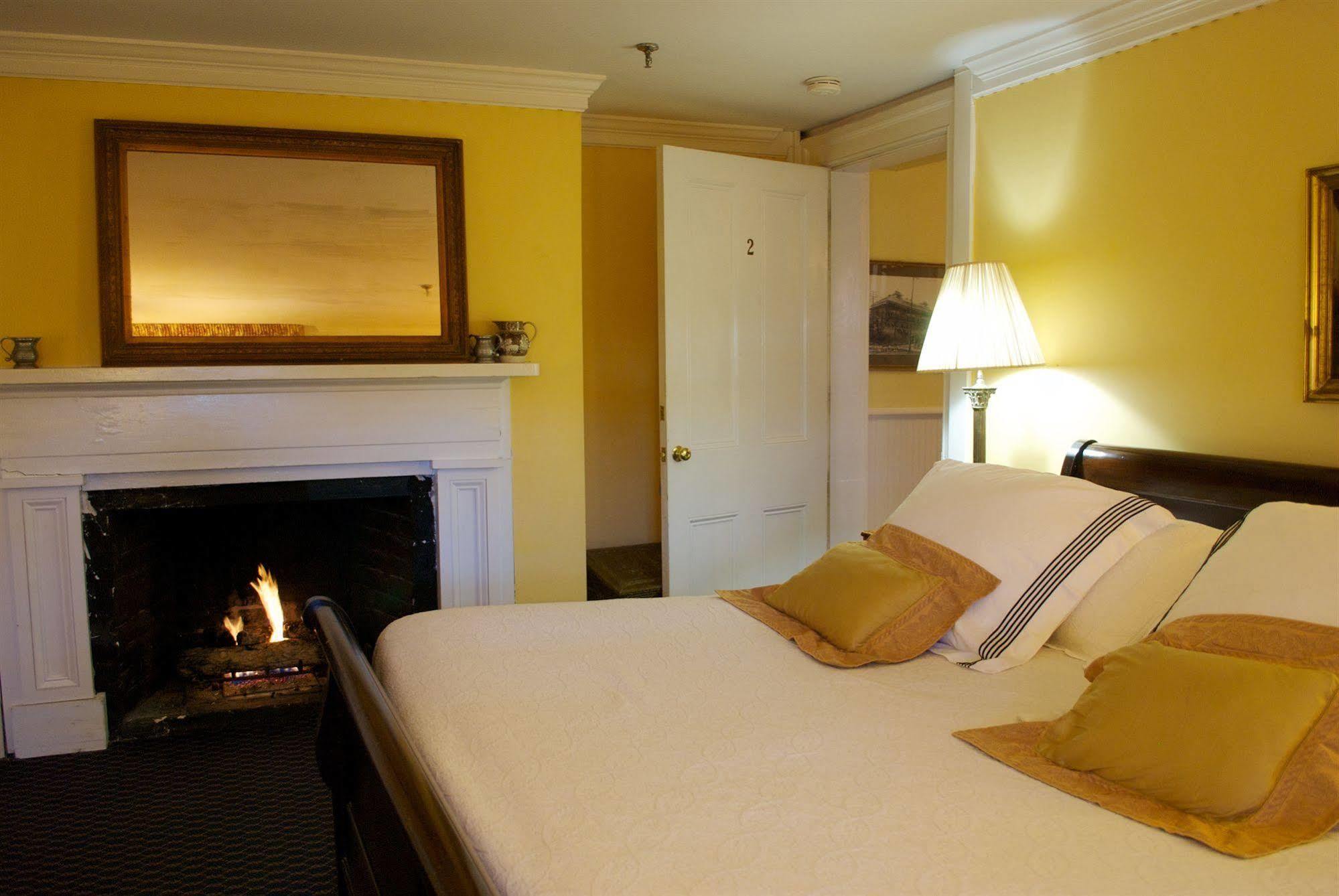 200 South Street Inn シャーロッツビル エクステリア 写真