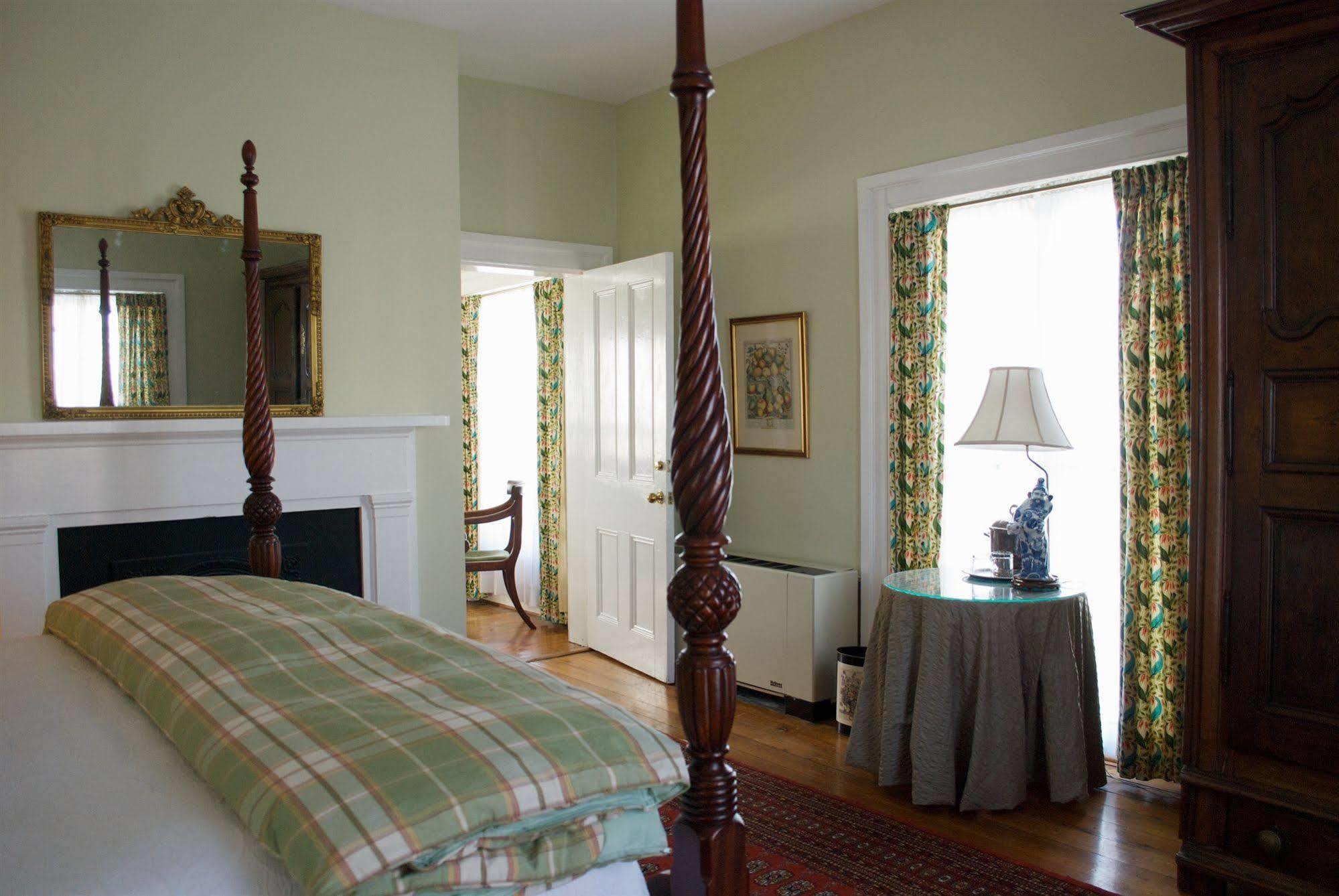 200 South Street Inn シャーロッツビル エクステリア 写真