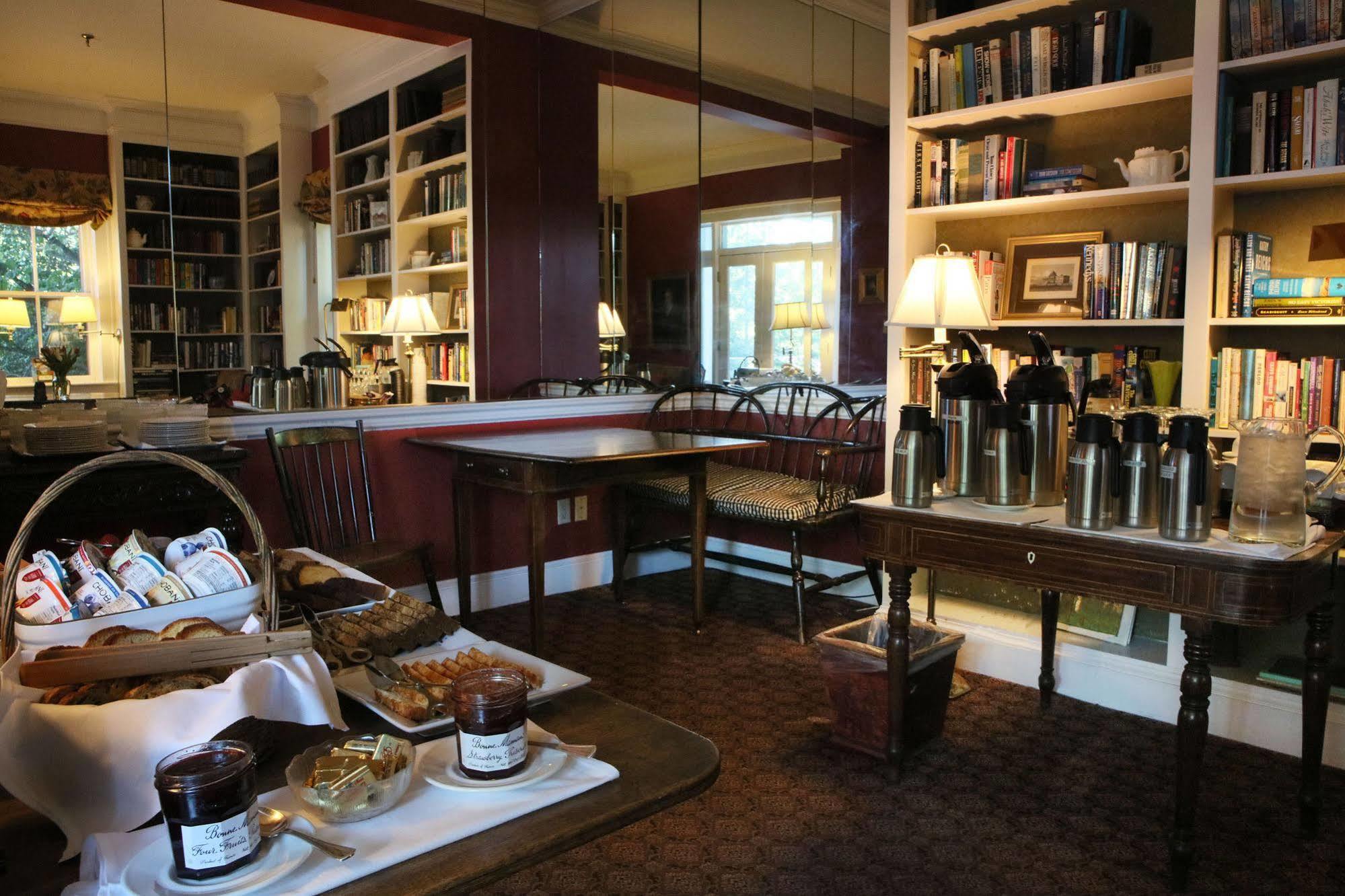 200 South Street Inn シャーロッツビル エクステリア 写真