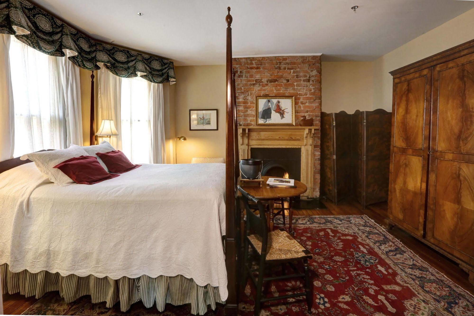 200 South Street Inn シャーロッツビル エクステリア 写真