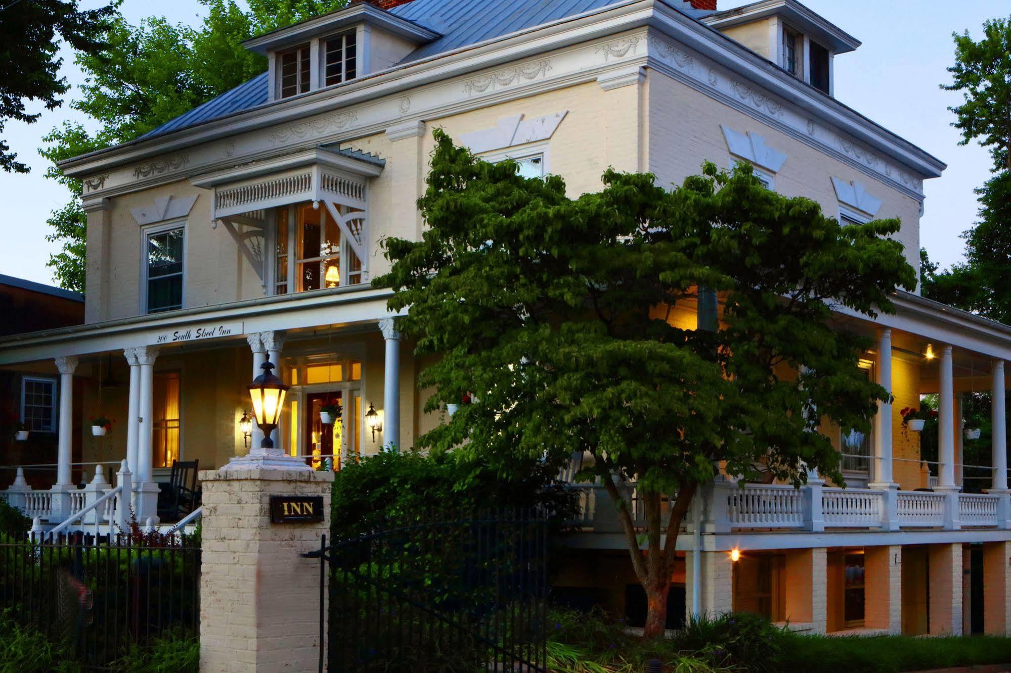 200 South Street Inn シャーロッツビル エクステリア 写真